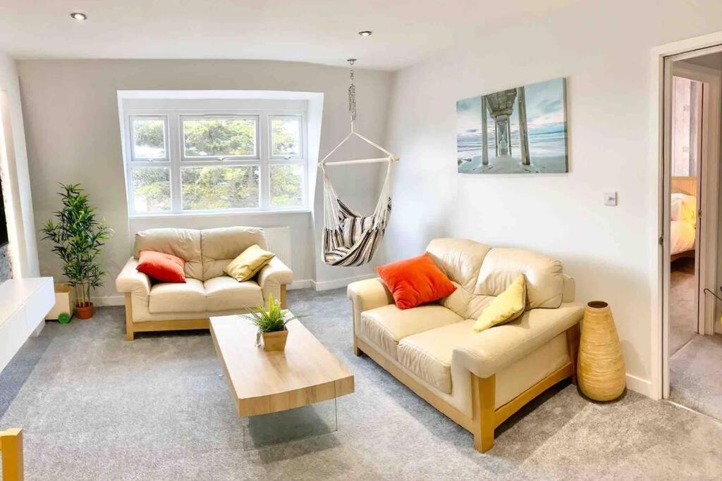 The Lansdowne Hideaway - Brought To You By Coastline Retreats - Newly Refurbished Town Centre, Close To Beach, Large Jet Bath With Tv, Netflix, Swing And Parking Included Appartement Bournemouth Buitenkant foto