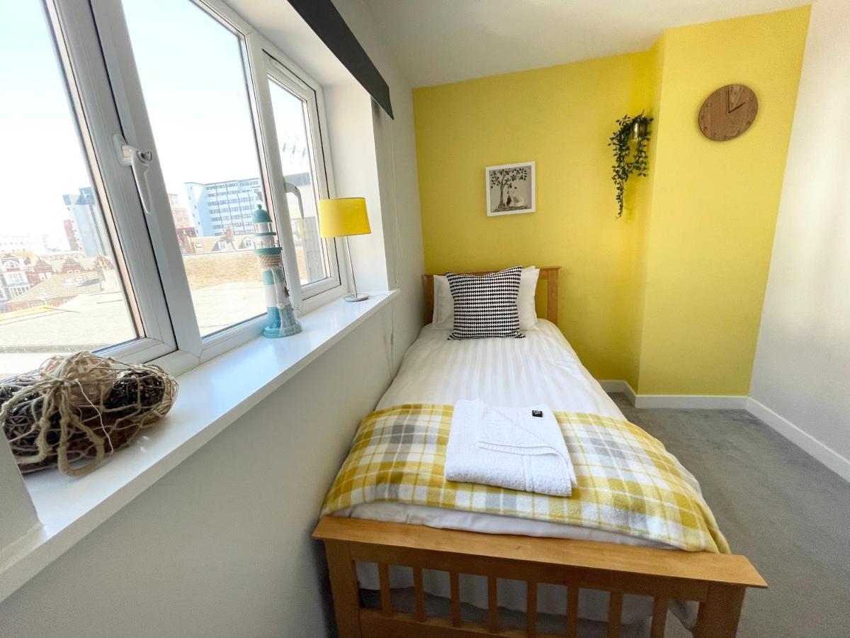 The Lansdowne Hideaway - Brought To You By Coastline Retreats - Newly Refurbished Town Centre, Close To Beach, Large Jet Bath With Tv, Netflix, Swing And Parking Included Appartement Bournemouth Buitenkant foto